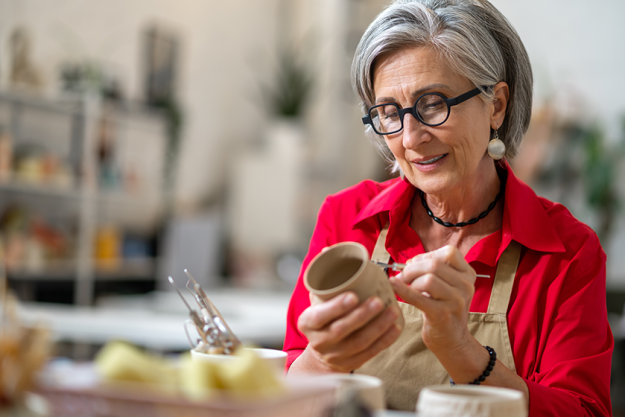 potter-decorating-clay-mug