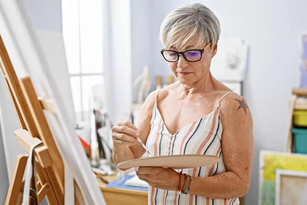 mature-woman-paints-canvas mature-woman-paints-canvas