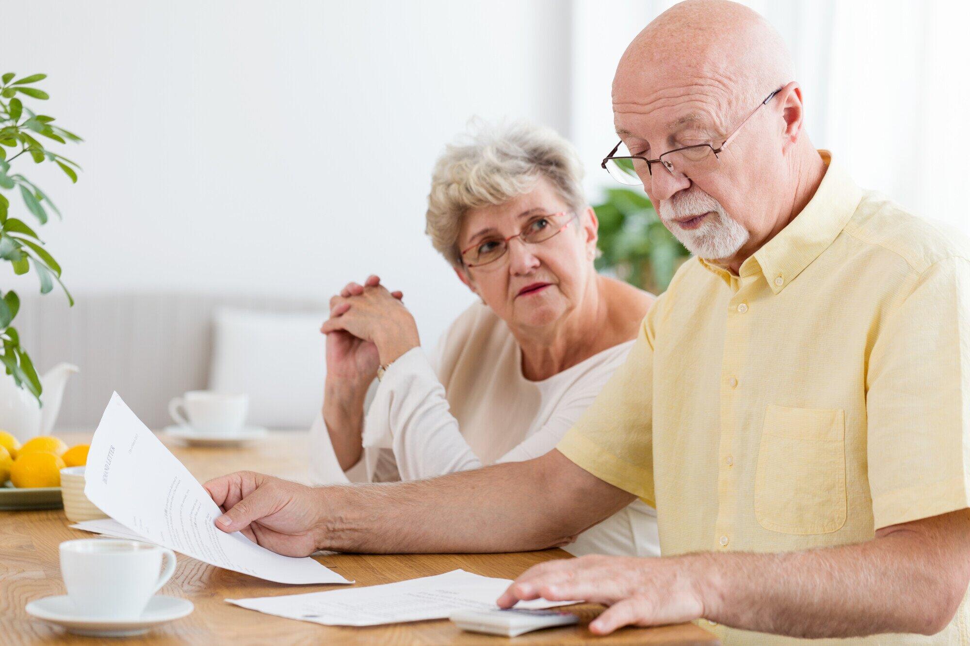 Elderly-couple-calculating-cos